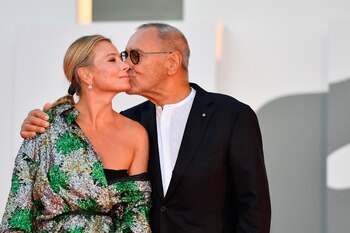 El director ruso Andrei Konchalovsky junto a su mujer a su llegada a la ceremonia de entrega de los galardones de la 77 edición del Fetival del Venecia, hoy en Venecia. Venecia cierra este sábado su Festival internacional de cine, una edición enrarecida por la pandemia y que clausura con el orgullo de haberse celebrado, erigiéndose como ejemplo para otros certámenes. EFE/EPA/ETTORE FERRARI