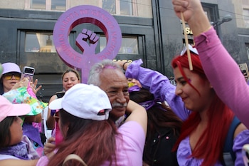 La presencia de José Luis Castillo en la marcha del 8M recordó que, a más de una década de la desaparición de su hija, la exigencia de justicia sigue vigente