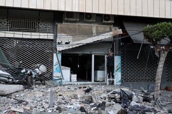 Una tienda dañada en el