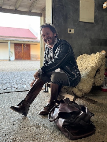 Ataviado con un look rural,