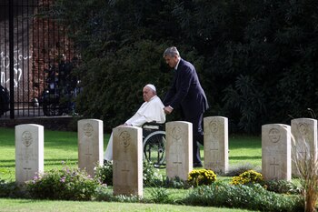 El Papa Francisco sale del