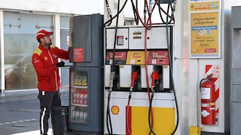 Luego de la suba en los surtidores, el Gobierno volvió a postergar el aumento del impuesto a los combustibles