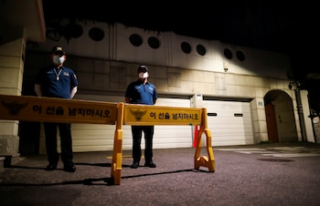 Oficiales de policía hacen guardia