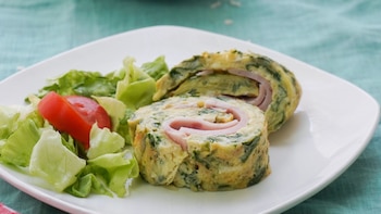 Pastel frío de jamón y queso con huevo y espinacas, una receta fácil y alta en proteína para las cenas de verano