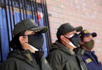 Fuerzas de seguirdad con mascarillas (REUTERS/David Mercado)