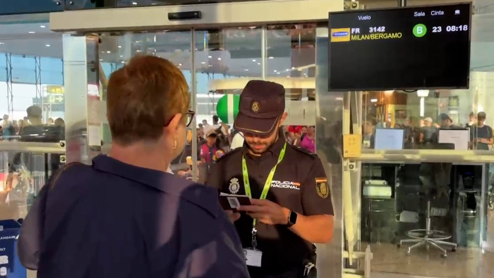 Controles de los vuelos procedentes de Italia en los aeropuertos de Barajas y El Prat (Policia Nacional / Europa Press)