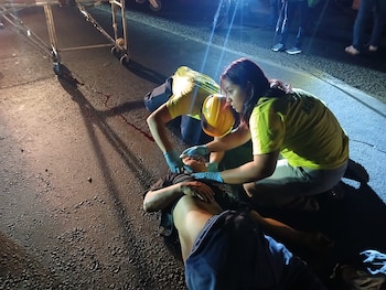Un hombre fue atropellado mientras caminaba por la Troncal del Norte y trasladado al Hospital Zacamil en estado estable y sin identificación. (Foto cortesía Comandos de Salvamento)
