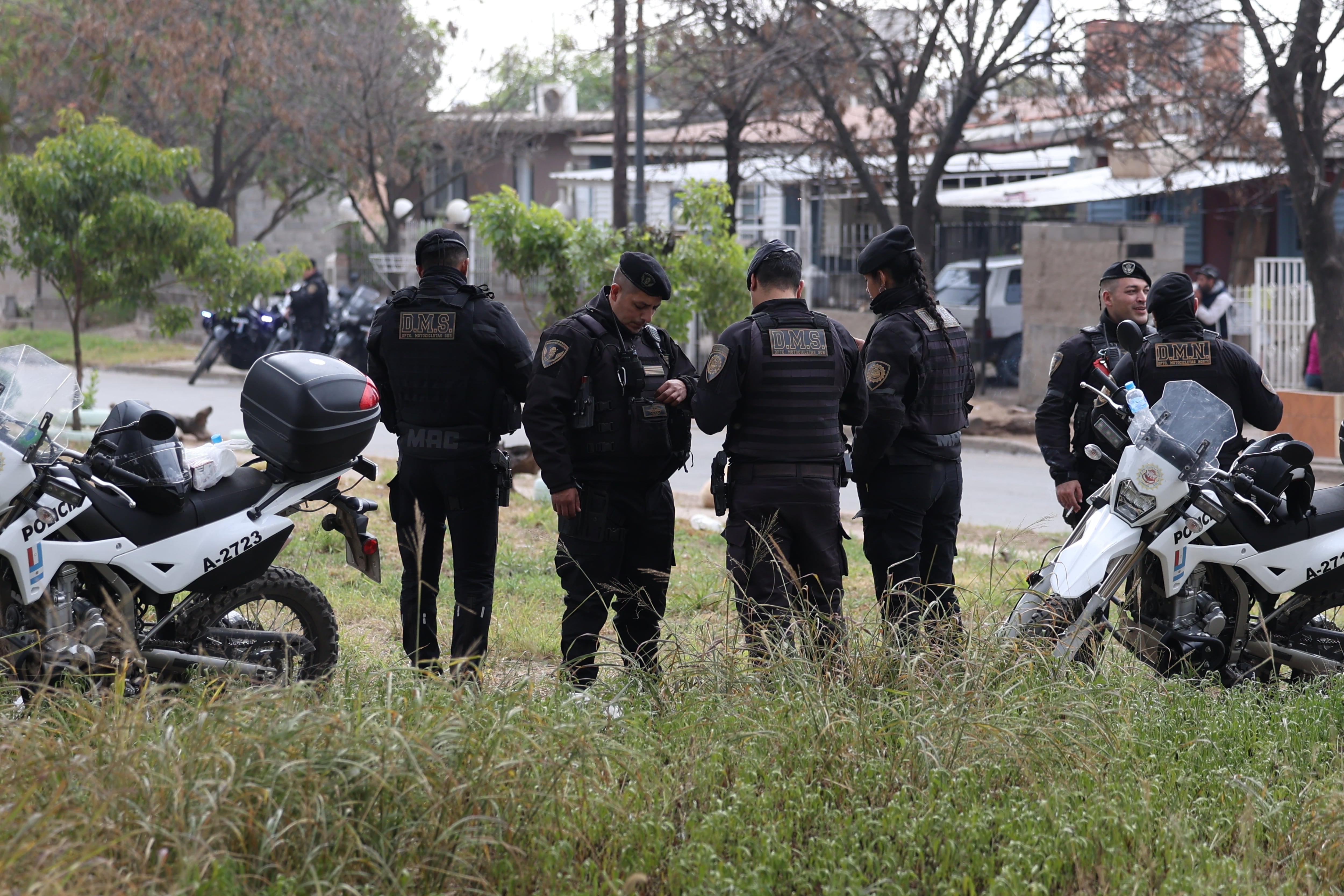 Agentes policiales en el operativo para dar con Agostina Vega (Fotografía: Mario Sar)