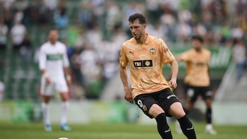 El centrocampista argentino Guido Rodríguez seguirá en el Valencia CF hasta 2028 con otra temporada más opcional