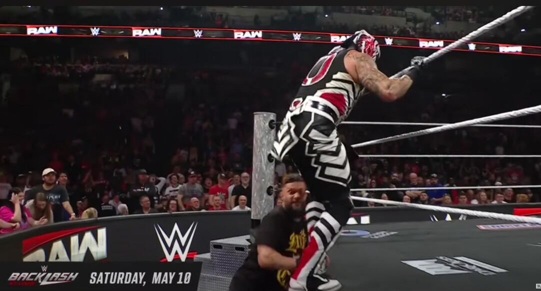 Finn Balor invertino en la lucha de Penta ante JD McDonagh. (Cortesía: WWE)