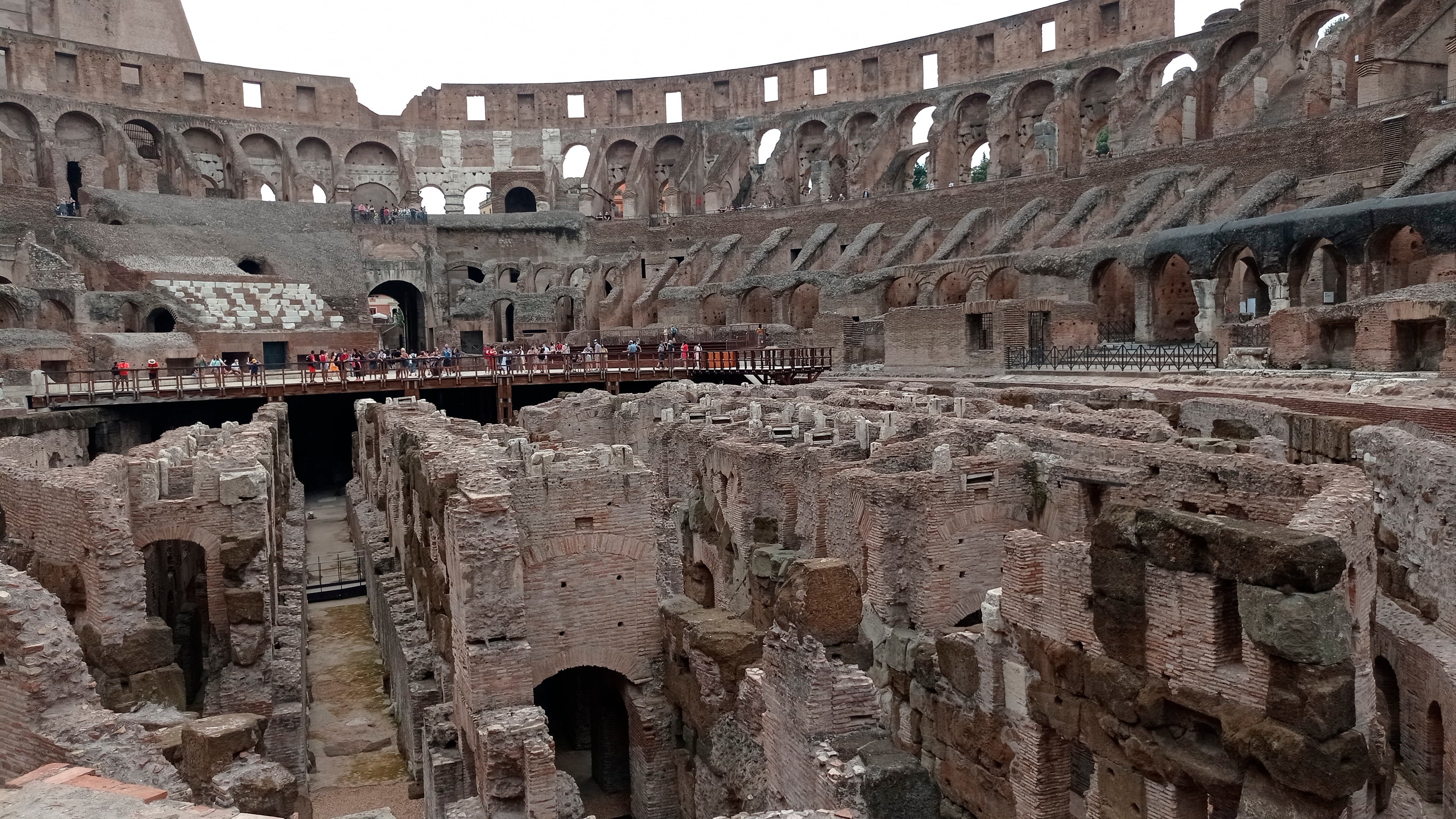 Arqueólogos descubren monedas, estatuas, huesos de animales y joyas de oro durante las excavaciones recientes en el Coliseo de Roma - EFE/Toni Conde