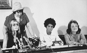 La Sra. Steinem, sentada a la izquierda, la representante Bella Abzug (demócrata por Nueva York), de pie, la representante Shirley Chisholm (demócrata por Nueva York) y la líder feminista Betty Friedan durante una conferencia de prensa en Washington en 1971 (Charles Gorry/AP)