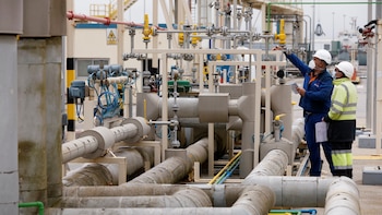 Europa no consigue abandonar el gas ruso: España dispara un 43% sus compras de GNL a Rusia y paga 3.700 millones a EEUU por el más caro del mercado