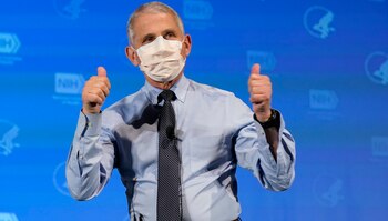 Anthony Fauci saluda tras recibir