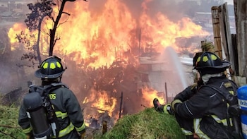 Emergencia en Armenia: voraz incendio arrasó con más de 60 viviendas, dejó al menos 300 damnificados y 10 heridos