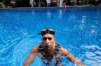 Un profesor de yoga hizo 86 flexiones bajo el agua y logró un récord Guinness