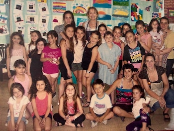 El club que fue casa, taller y escuela: generaciones que crecieron en Villa del Parque, murales y manos que no olvidan
