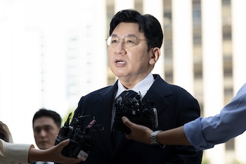 Bang Si-Hyuk, presidente de Hybe, responde a preguntas de los periodistas en la comisaría de la Policía Metropolitana de Seúl, en Corea del Sur, el lunes 15 de septiembre de 2025. (Kim Keun-soo/Newsis via AP)
