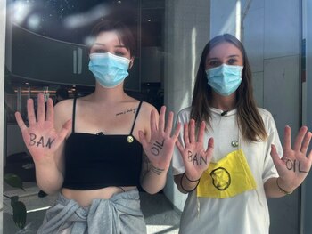 Manifestantes de Extinction Rebellion protestan