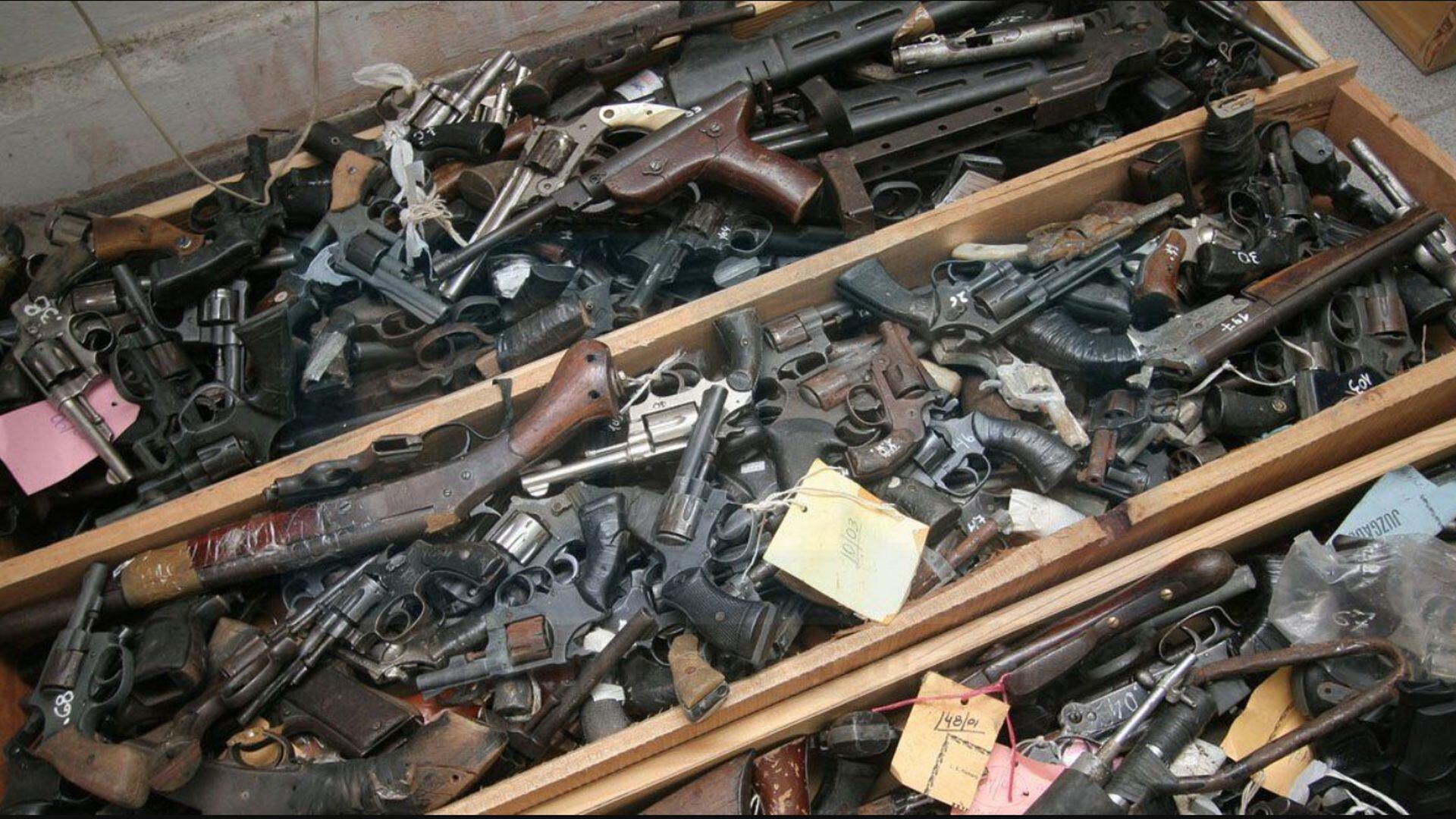 Cada arma destruida evita una tragedia. Esta fecha convierte el metal que hizo daño en símbolo de transformación, arte o infraestructura comunitaria. (Andina)