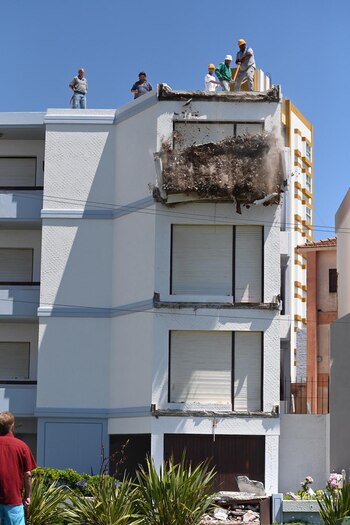 El instante en el que los bomberos voluntarios y Defensa Civil derrumbaron la losa del edificio