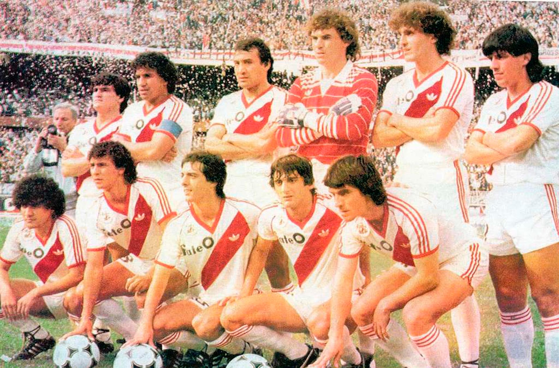 El equipo de fútbol de River Plate posa para una fotografía oficial en el campo de juego, luciendo su camiseta blanca y roja con el logo de Fate. (Picryl)