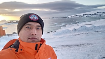 El suboficial segundo Marcos Vilte, junto con el sargento primero Javier Gómez y la sargento Julia Carrizo, es el responsable de Medio Ambiente en la base antártica Esperanza