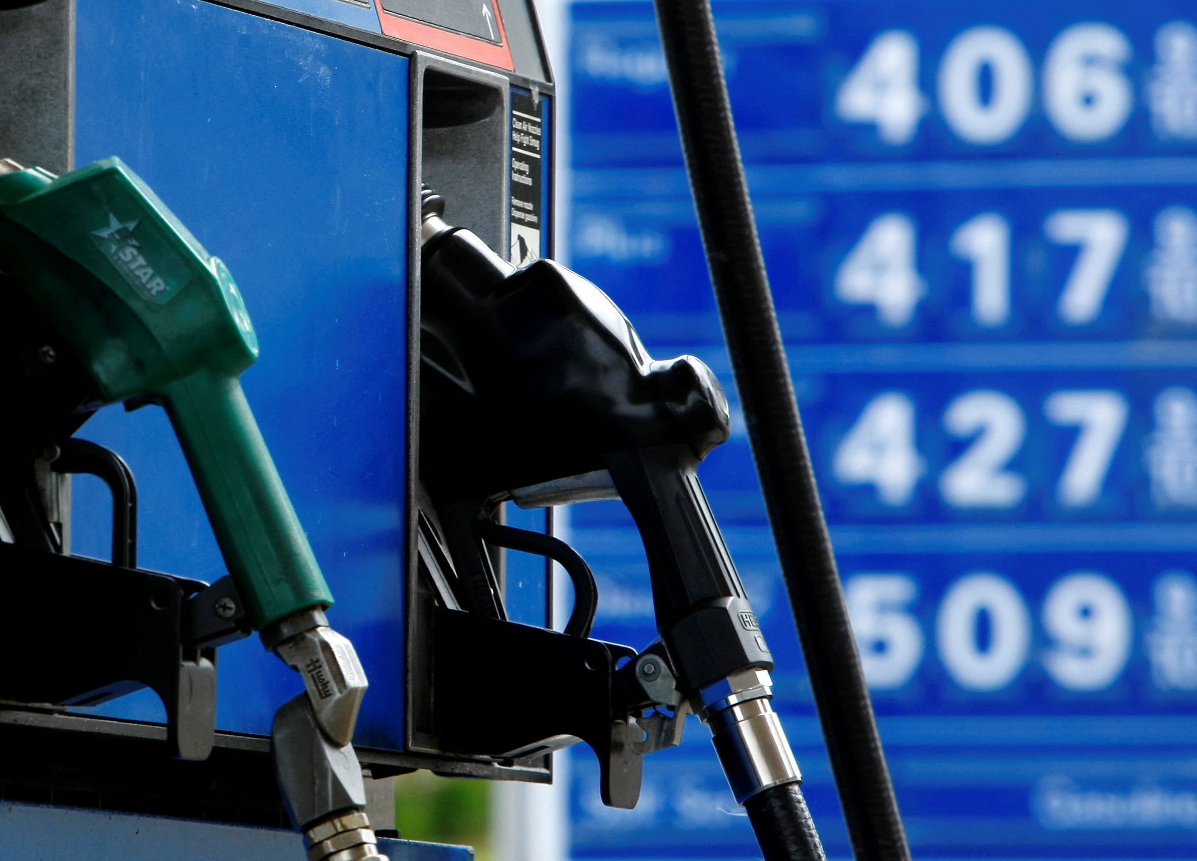 El precio promedio de la gasolina en California alcanzó USD 6,15 por galón, consolidando al estado como el más caro de Estados Unidos en combustibles (REUTERS/Mike Blake)