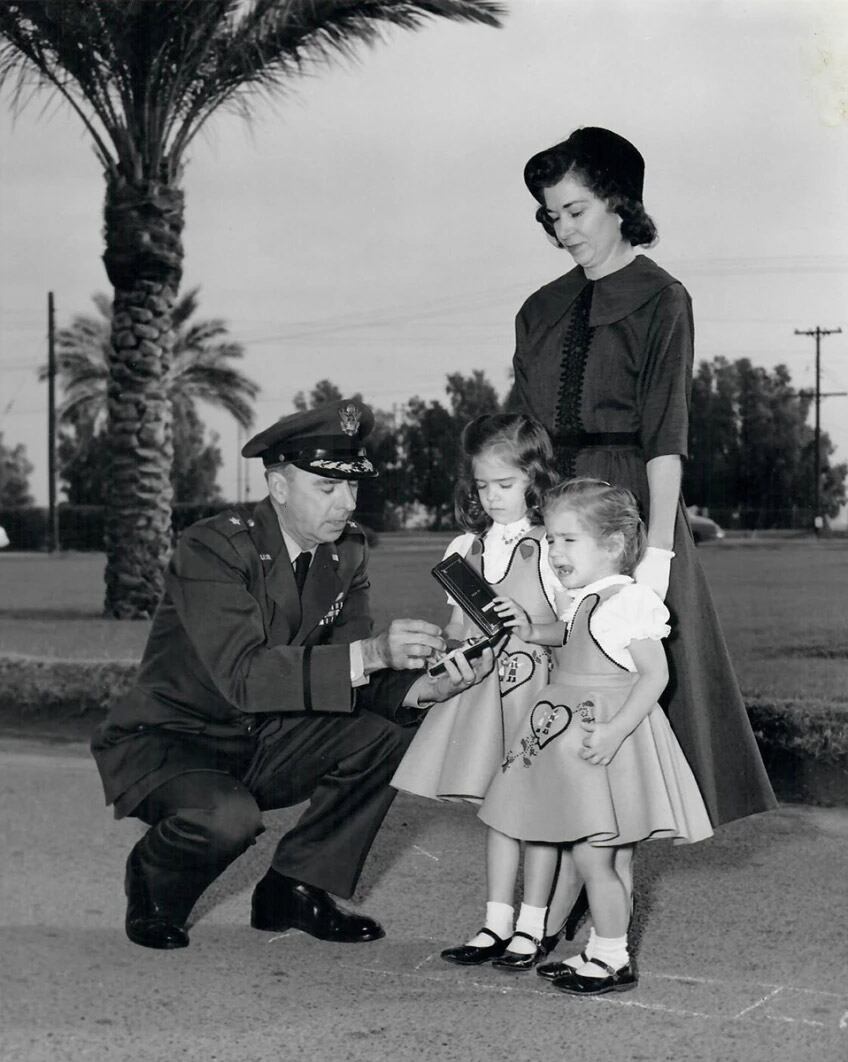 Milburn Apt junto a sus hijas y su esposa Faye Lorrie Baker. Les muestra la condecoración recibida por haber salvado la vida de un compañero (Gentileza Sharman Apt Russell)