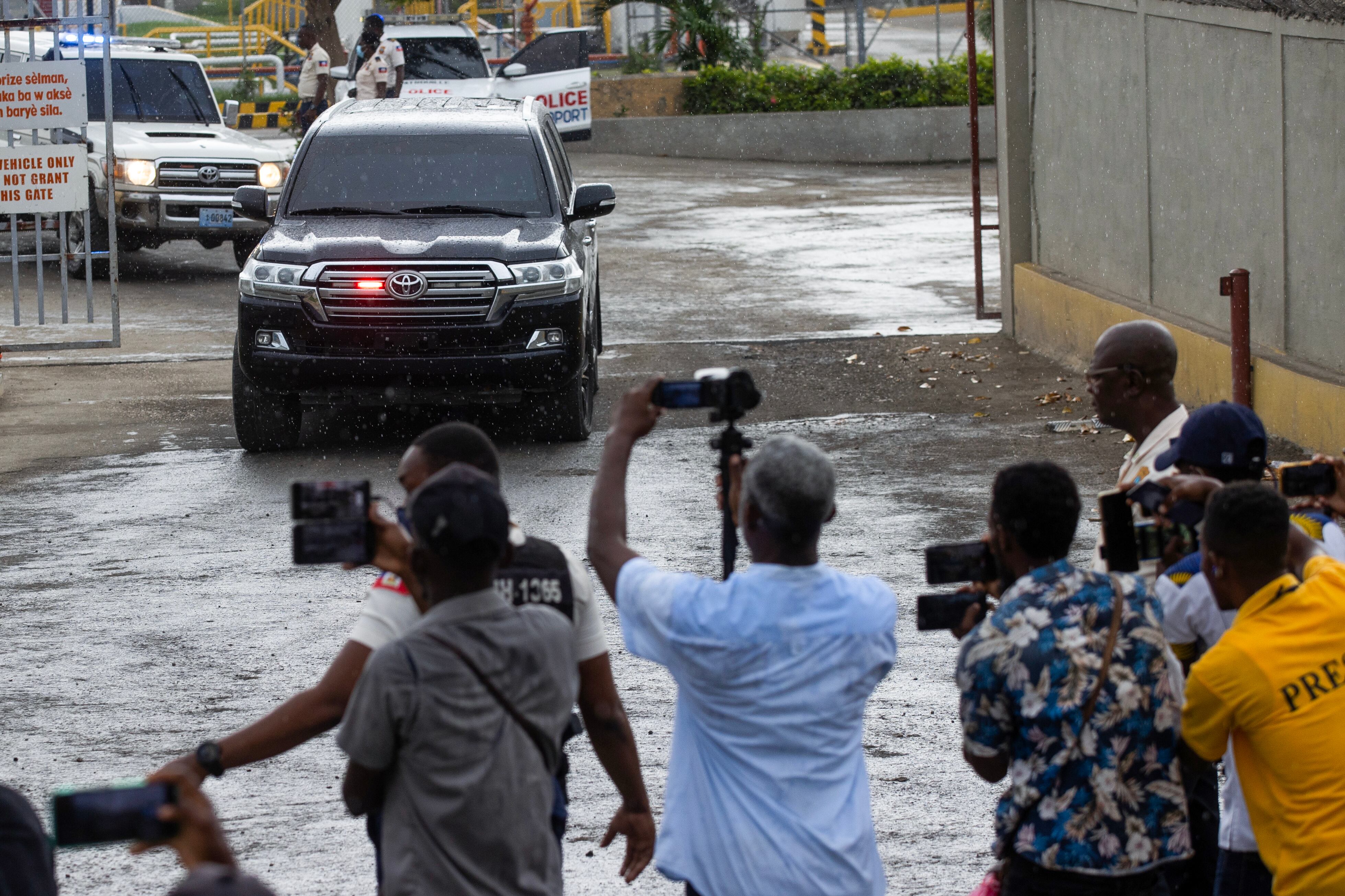 Fotografía del 1 de junio de 2024 que muestra a periodistas que cubren el paso de la caravana que transporta al designado primer ministro de Haití, Garry Conille, en Puerto Príncipe (Haití) (EFE/ Orlando Barría)