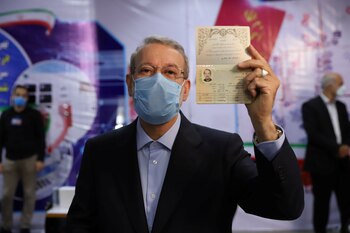 Ali Larijani, ex presidente del parlamento de Irán, muestra su documento de identificación mientras se registra como candidato el 15 de mayo de 2021 (Majid Asgaripour/ WANA (West Asia News Agency) vía REUTERS)