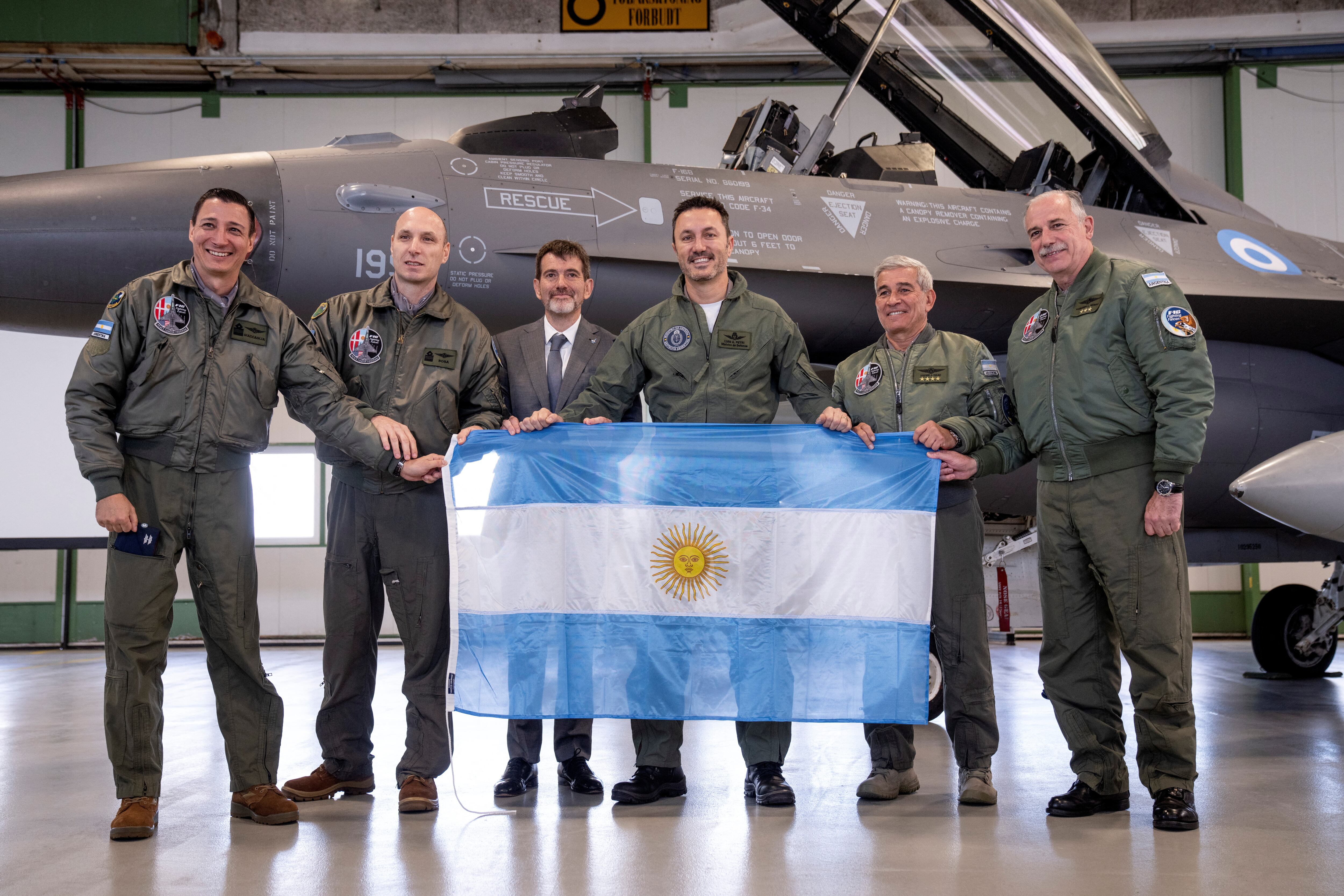 Petri y autoridades militares junto a uno de los F-16 comprados por la Argentina (Ritzau Scanpix/Bo Amstrup via REUTERS)
