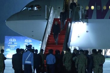 la delegación iraní bajando las escaleras de su avión tras llegar a la base aérea de Nur Khan en Rawalpindi, cerca de Islamabad (AFP)