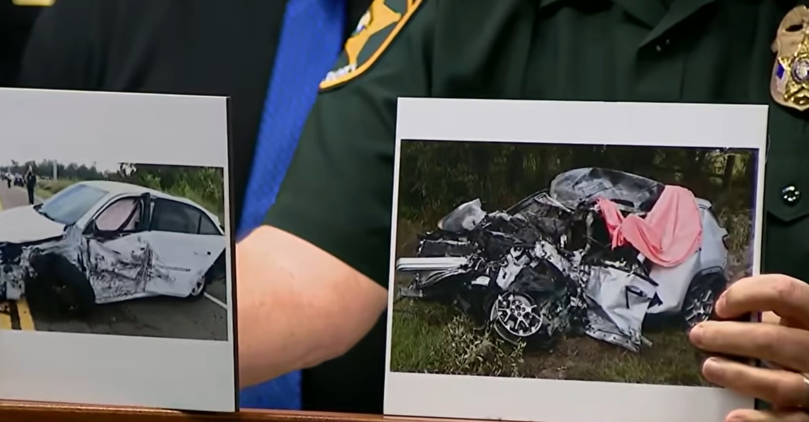 El Jeep, en la fotografía de la derecha, quedó destruido tras el impacto frontal con el autobús escolar (Fox News)