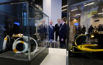 El presidente ruso Vladimir Putin, acompañado por el rector de la universidad Mikhail Gordin, el alcalde de Moscú Sergei Sobyanin y el primer viceprimer ministro Denis Manturov, visita la Universidad Técnica Estatal Bauman de Moscú, Rusia, el 16 de abril de 2025
Sputnik/Sergei Karpukhin/Pool vía REUTERS