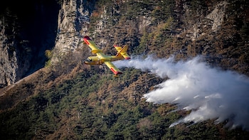 Una aeronave trata de extinguir