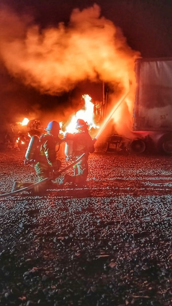 El Cuerpo de Bomberos de El Salvador controló el incendio del camión estacionado en un predio de rastras en Santa Clara, Pasaquina. (Foto cortesía Bomberos El Salvador)