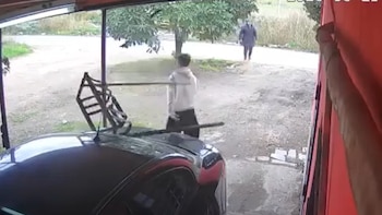 Le rompieron el auto con un viejo bicicletero de hierro