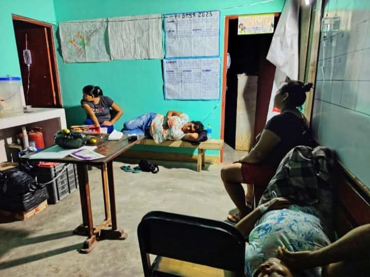 Una niña fue evacuada junto a otros afectados debido a las complicaciones de la intoxicación, que incluyeron síntomas como vómitos y dolor de cabeza. Foto: Municipalidad Distrital de Inahuaya - Gestión 2023-2026