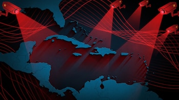 Mapa del Caribe en azul sobre fondo negro, con varias cámaras de seguridad rojas que muestran una estrella china y emiten haces de luz roja y líneas curvas.