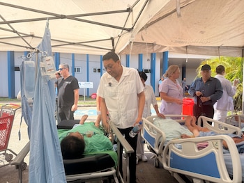 Dino Mon, director de la Caja de Seguro Social, encabeza los recorridos de supervisión de pacientes tras el terremoto (Cortesía: @CSSPanama).
