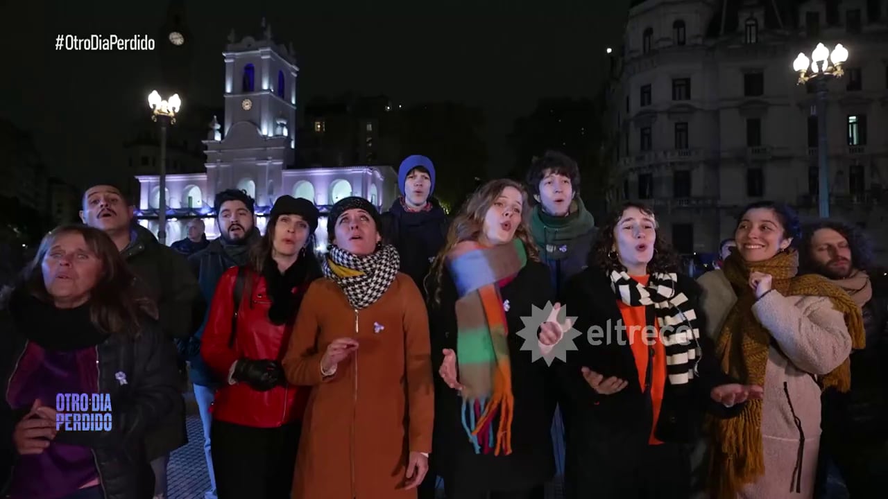 El evento reunió a una multitud diversa que coreó junto a Pennisi y los artistas, creando un ambiente de unidad y emoción