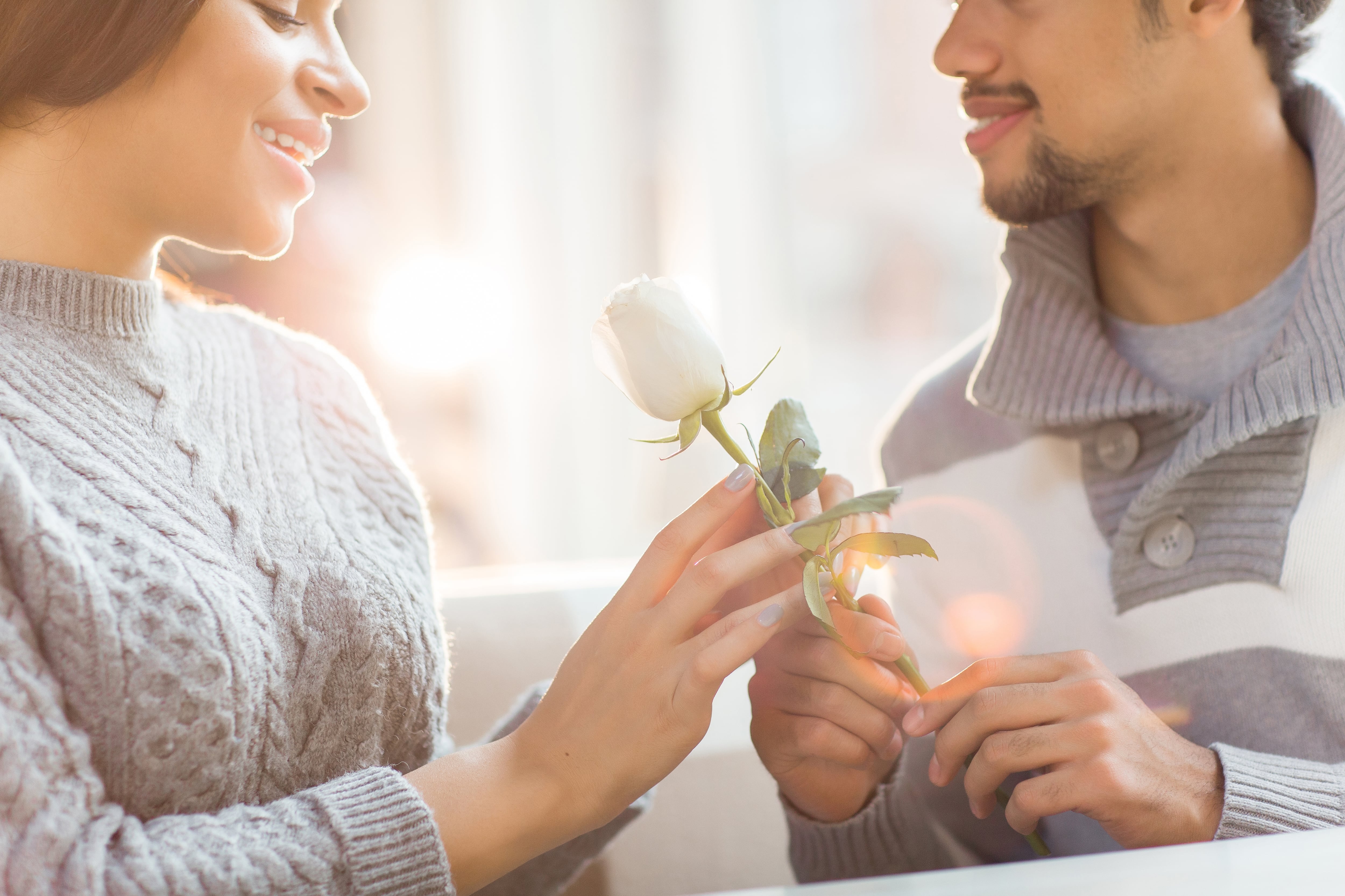 Un sector de la generación Z busca en el matrimonio la estabilidad que no encuentra en la dinámica de las aplicaciones de citas (Tiktok)