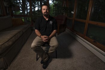 Korey Rowe posa para una