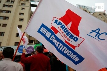Personas participan en un "banderazo