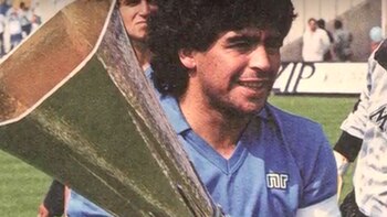 Diego Maradona con la Copa