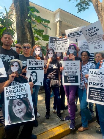 Decenas de activistas exigieron al