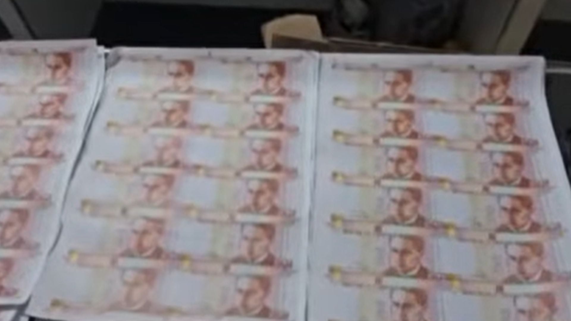 La Policía investiga las rutas utilizadas para trasladar dinero adulterado mediante couriers, equipajes, maletas y compartimentos acondicionados en prendas - Créditos: Captura de pantalla de Exitosa.