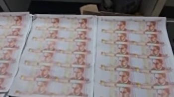La Policía investiga las rutas utilizadas para trasladar dinero adulterado mediante couriers, equipajes, maletas y compartimentos acondicionados en prendas - Créditos: Captura de pantalla de Exitosa.
