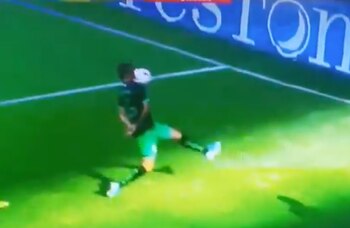 Ronaldo Prieto salió del partido entre Chivas y Santos tras un balonazo en el rostro (Foto: Captura de pantalla Twitter/@adry2709 - Afizzionados)